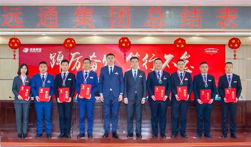 集團副總裁武強同（tóng）誌、總裁助（zhù）理崔洪義頒發卓越店總獎