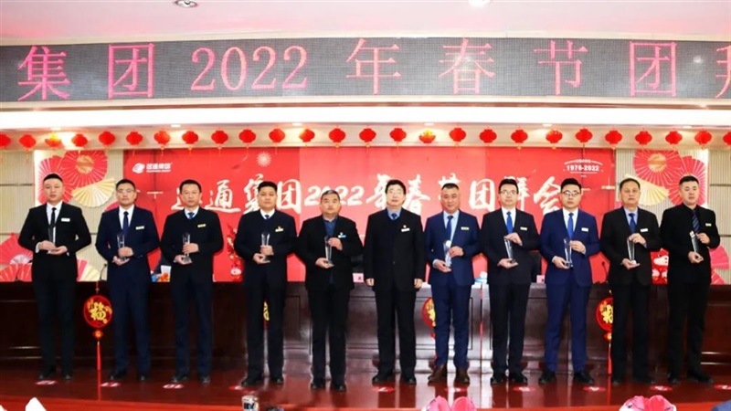 周董為“後市場提升獎”獲獎單位（wèi）頒獎