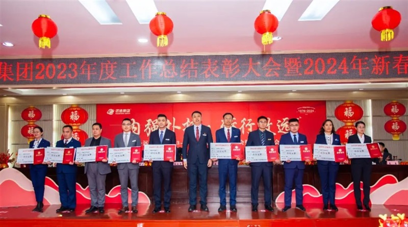 集團副總裁武強  為金（jīn）融業務先進單位頒獎