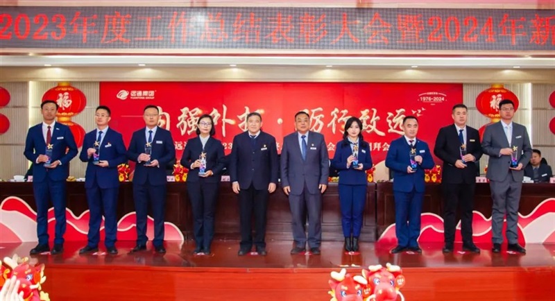 集團副總裁楊成斌、王保友  為新能源先鋒獎、新媒體營銷（xiāo）獎頒獎